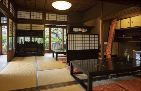 土間を上がると、広々とした和室の店内